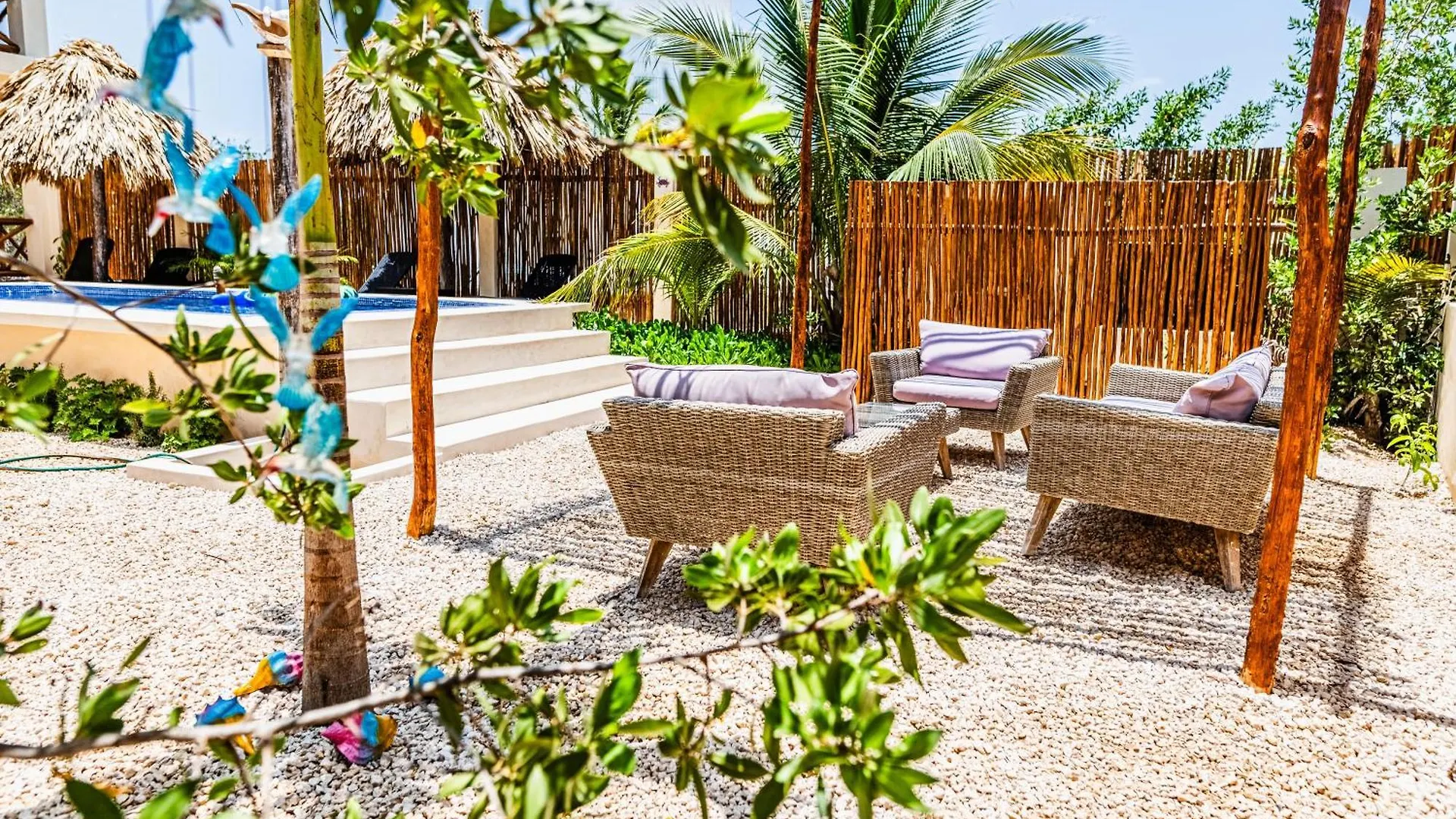 アパートホテル Ateneaholbox 3 Story Building