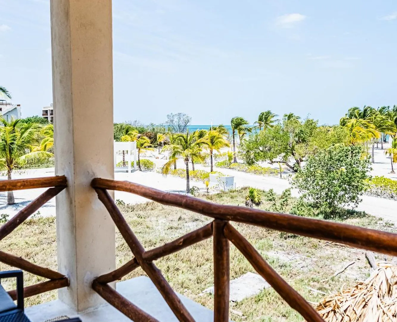アパートホテル Ateneaholbox 3 Story Building