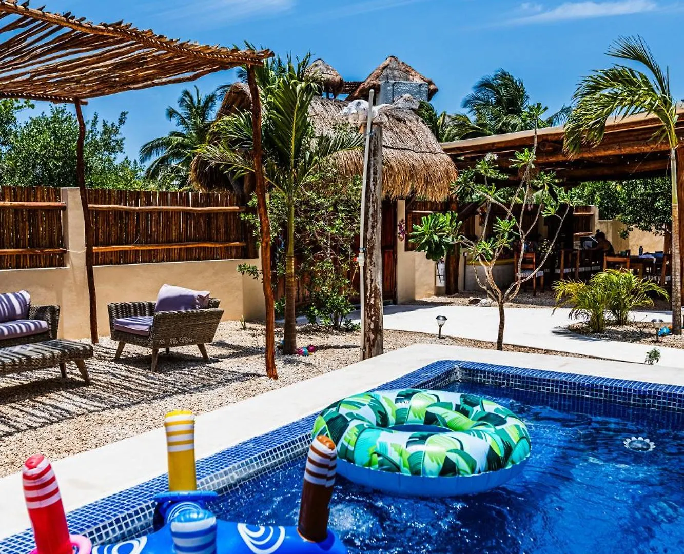 アパートホテル Ateneaholbox 3 Story Building