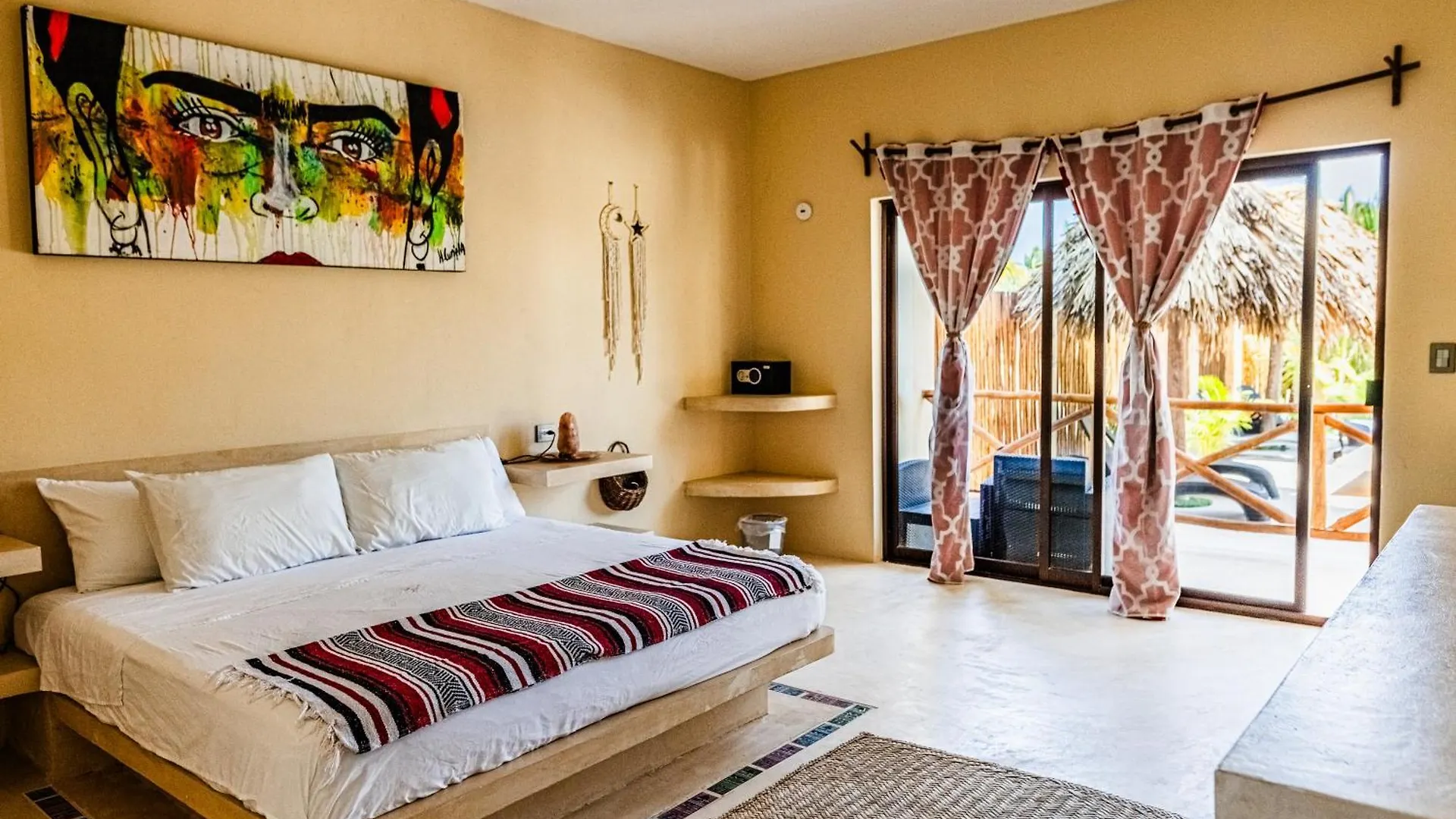 Ateneaholbox 3 Story Building 0*, ホルボックス島