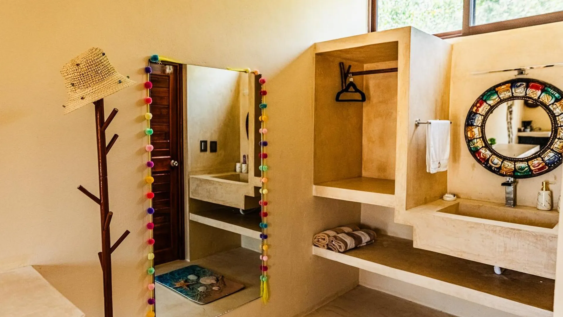 Ateneaholbox 3 Story Building アパートホテル ホルボックス島