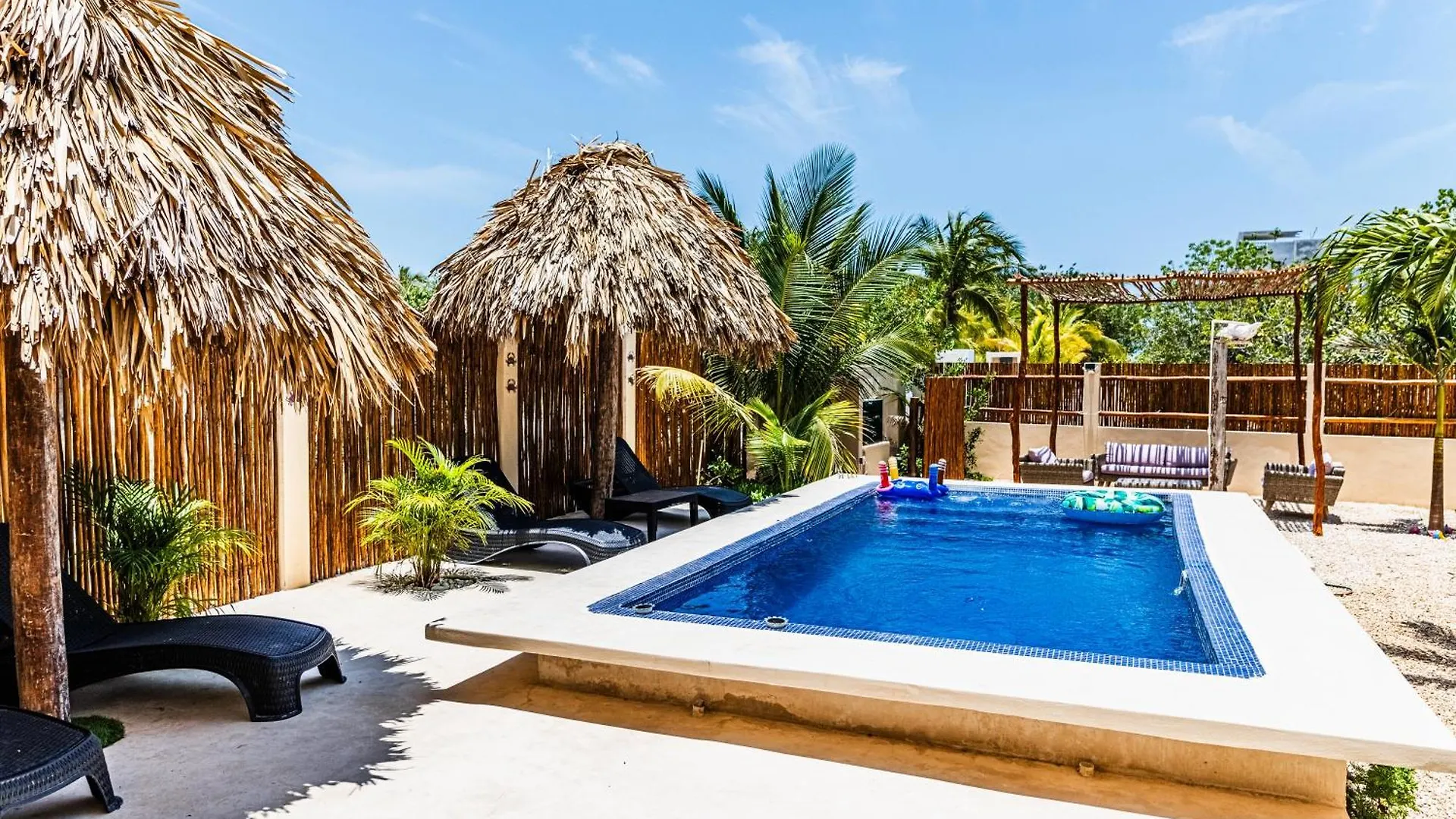 Ateneaholbox 3 Story Building 0*, ホルボックス島