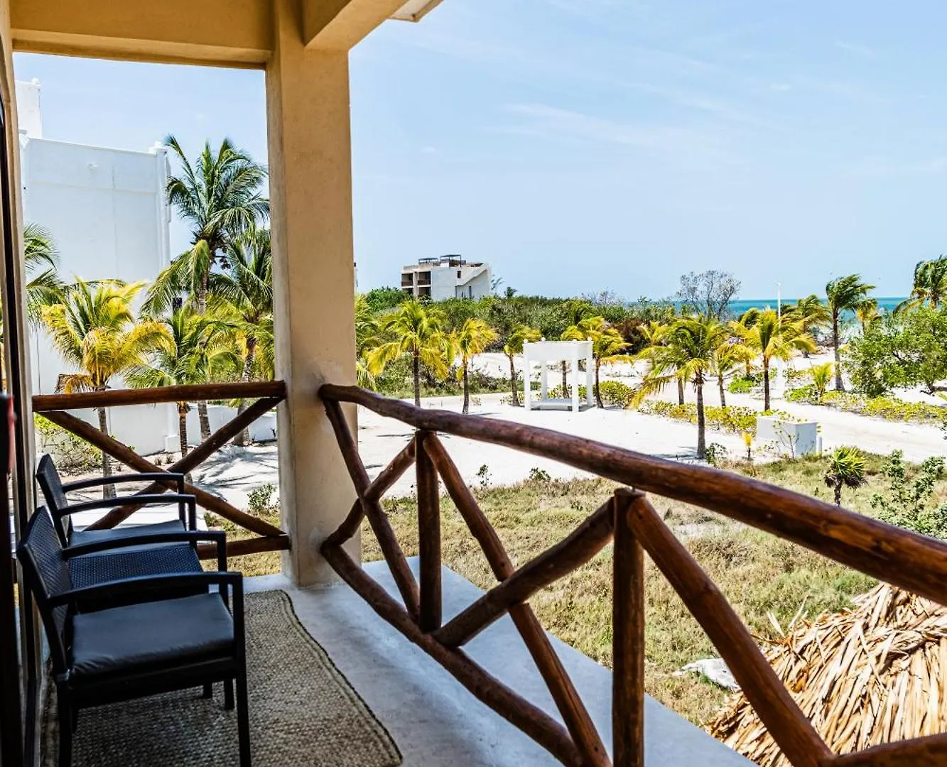 Ateneaholbox 3 Story Building アパートホテル ホルボックス島
