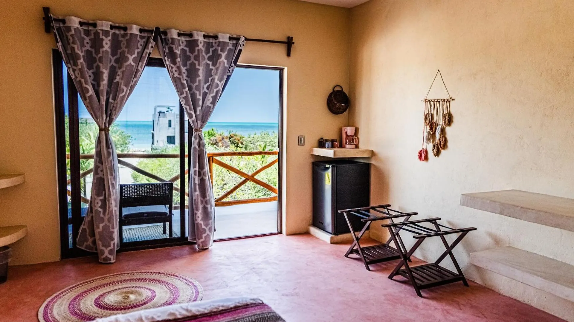Ateneaholbox 3 Story Building 0*,  Mexique